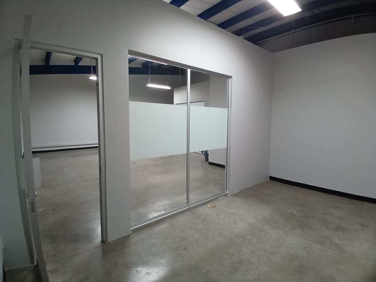Oficina/Local comercial de 87m2 en Renta Pozos Sta Ana  - foto 1