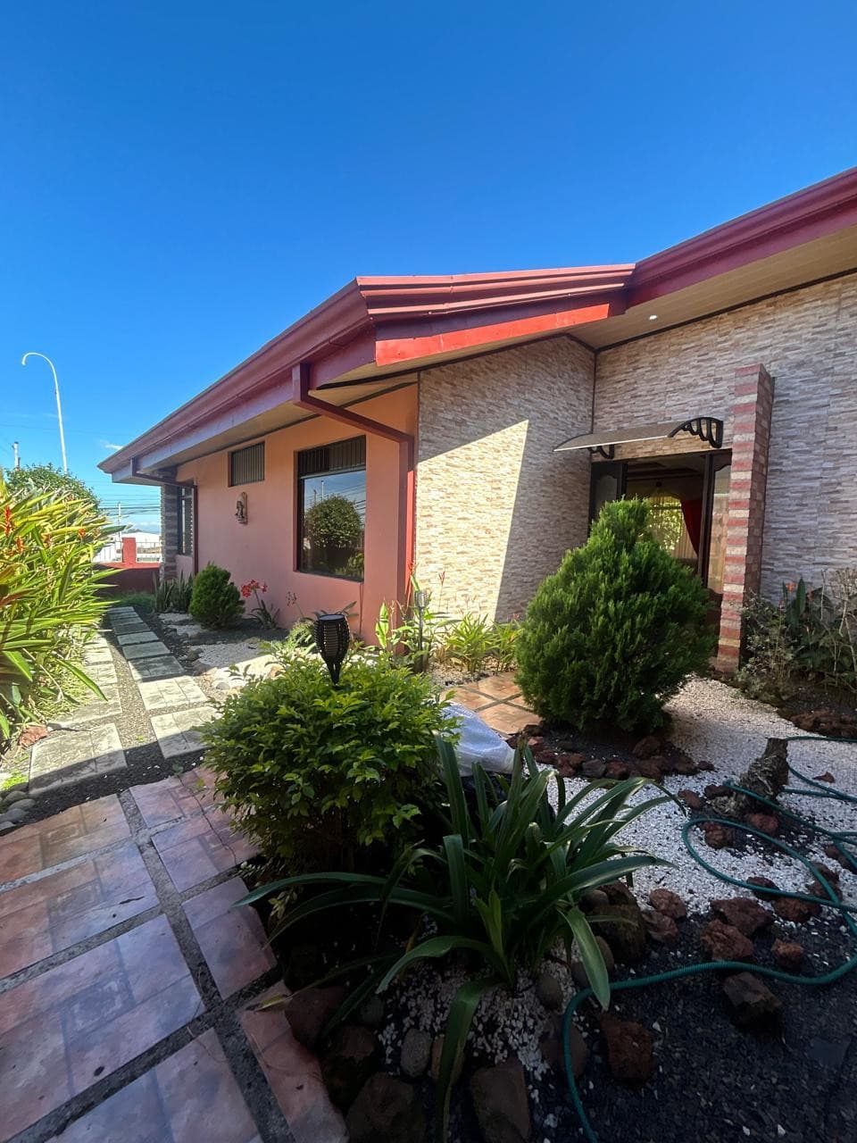 Venta de hermosa casa en Heredia Mercedes Norte  - foto 1
