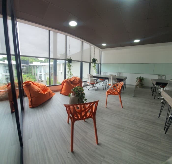 En alquile oficinas equipadas Santa Ana centro - foto 1