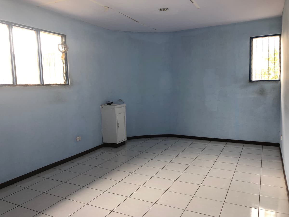 Edificio en San José Ideal para Oficinas o Inversión - foto 1