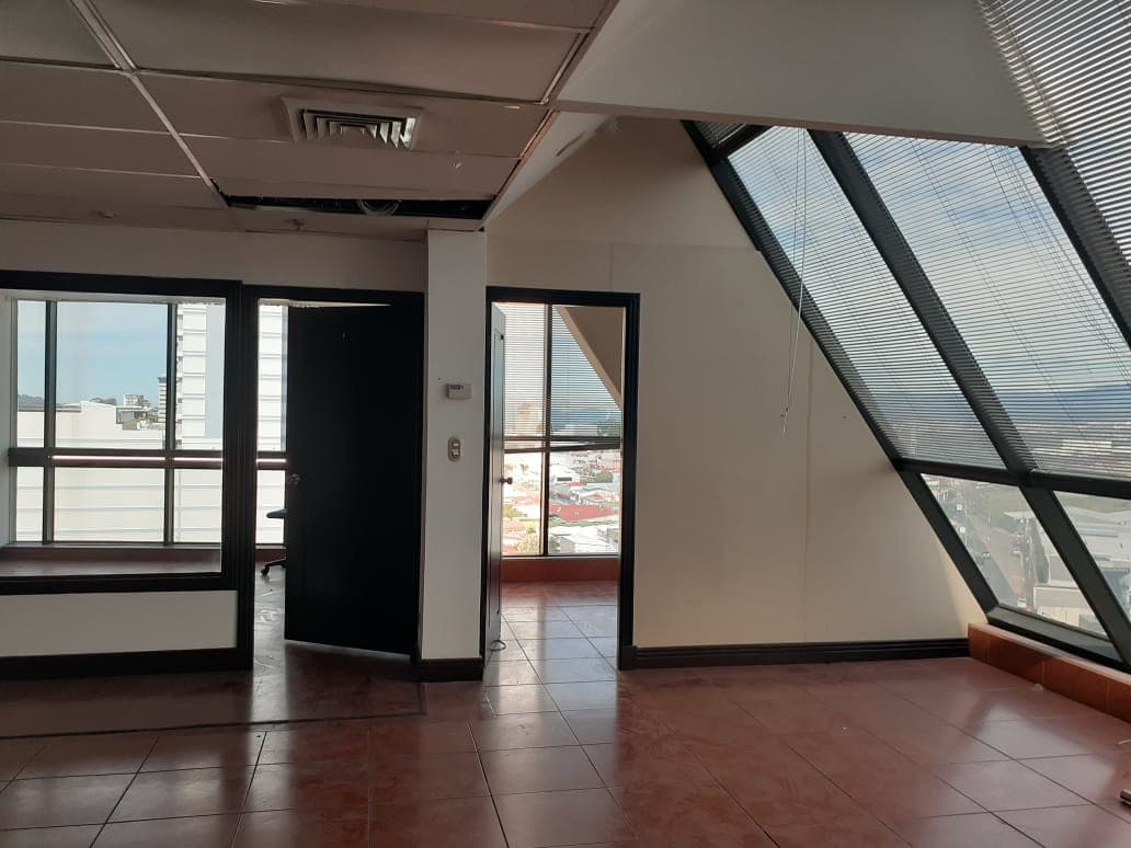 En Alquiler Oficina Comercial de 115.87 m2 en San José  - foto 1