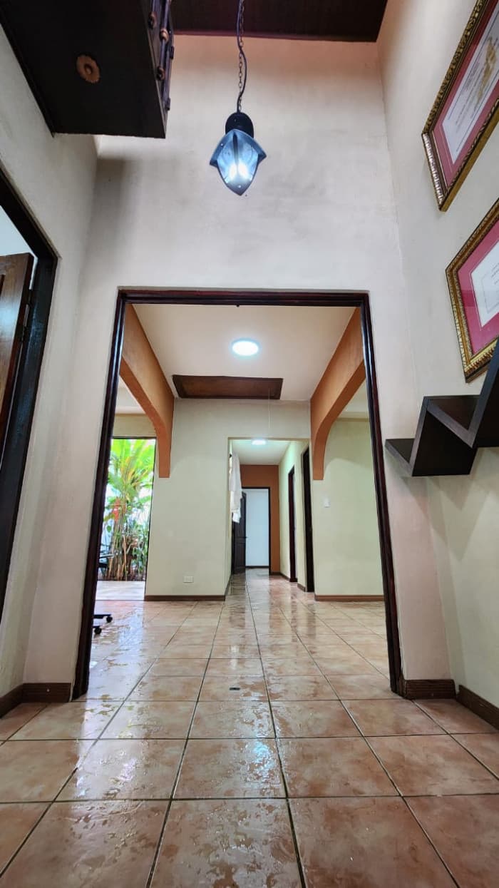 Espectacular Casa en Venta en Mercedes Norte de Heredia - foto 4