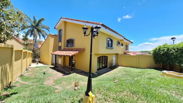 Hermosa Casa en Venta  Condominio en La Asunción, Belén - foto 2