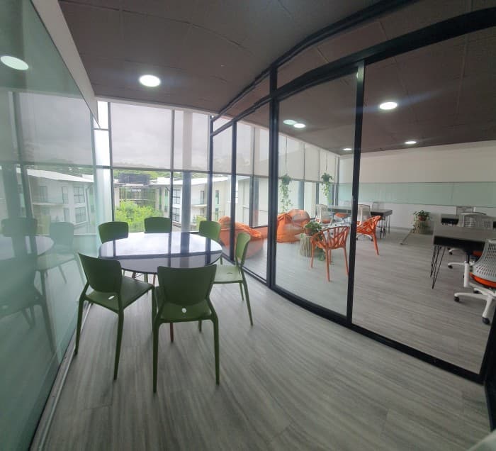 En alquile oficinas equipadas Santa Ana centro - foto 2