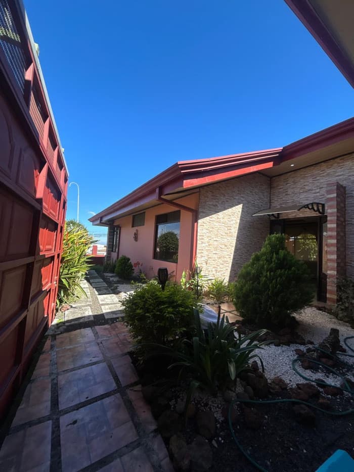 Venta de hermosa casa en Heredia Mercedes Norte  - foto 3