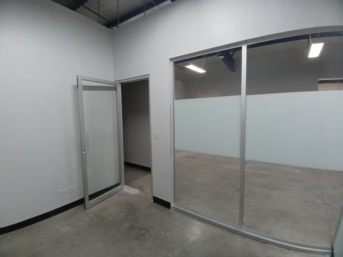 Oficina/Local comercial de 87m2 en Renta Pozos Sta Ana  - foto 4