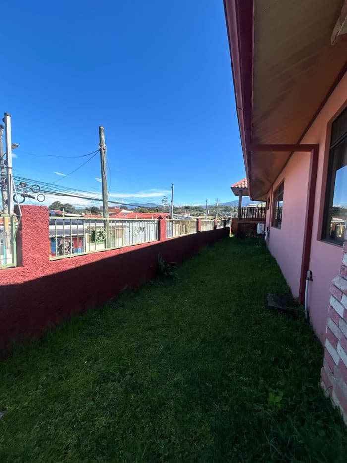 Venta de hermosa casa en Heredia Mercedes Norte  - foto 2