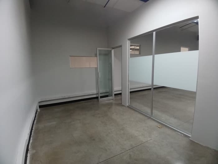 Oficina/Local comercial de 87m2 en Renta Pozos Sta Ana  - foto 2