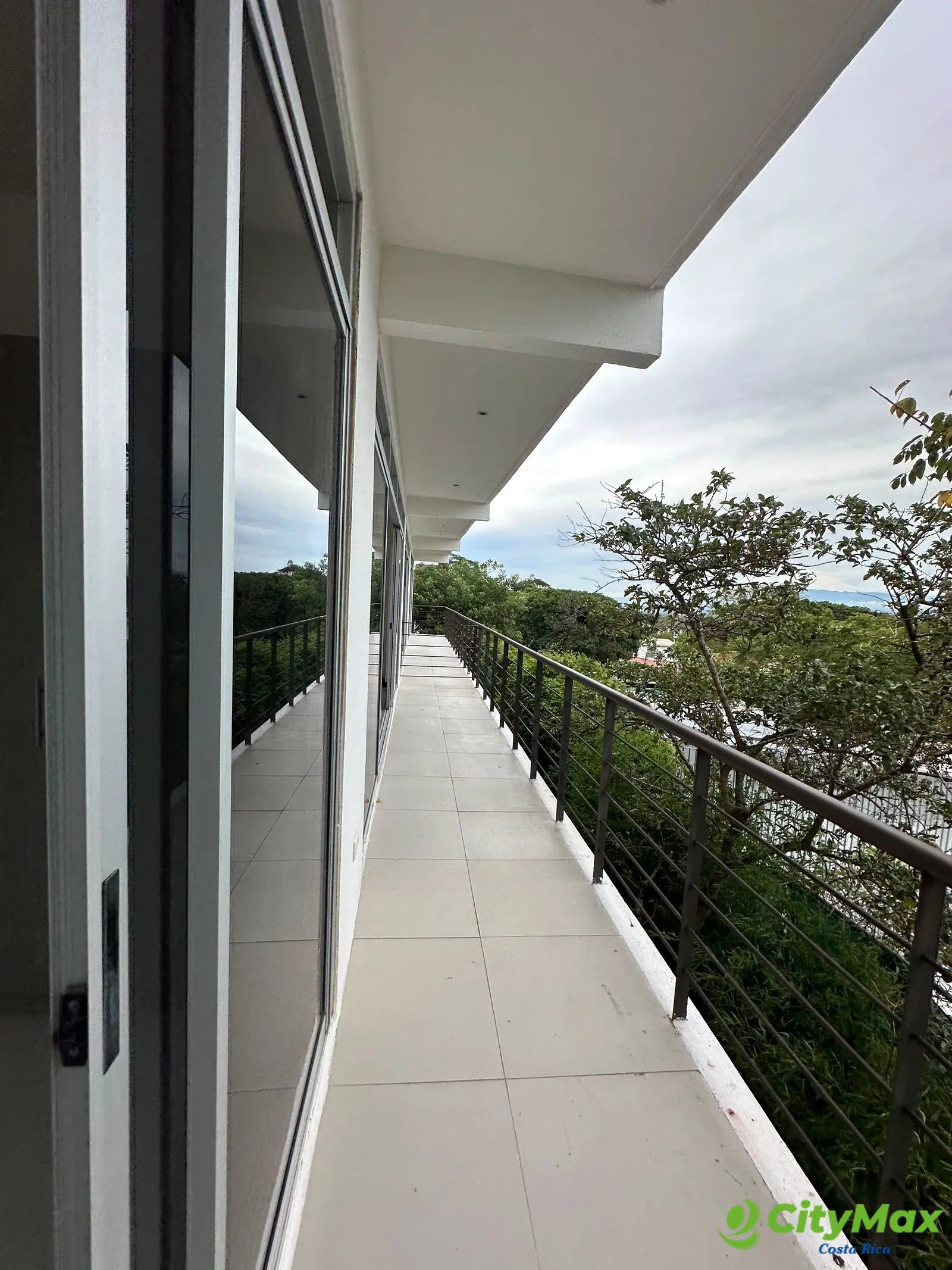 Apartamento en venta en Santa Ana en condominio - foto 1