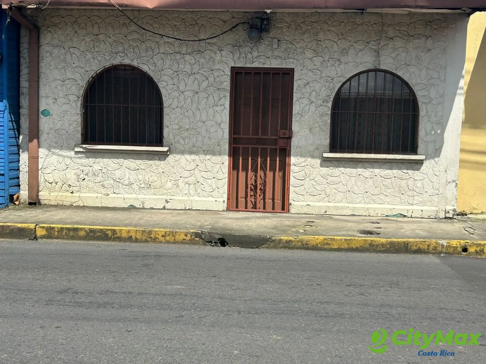 Casa en Venta con Uso suelo Mixto, en Heredía Centro! - Fachada