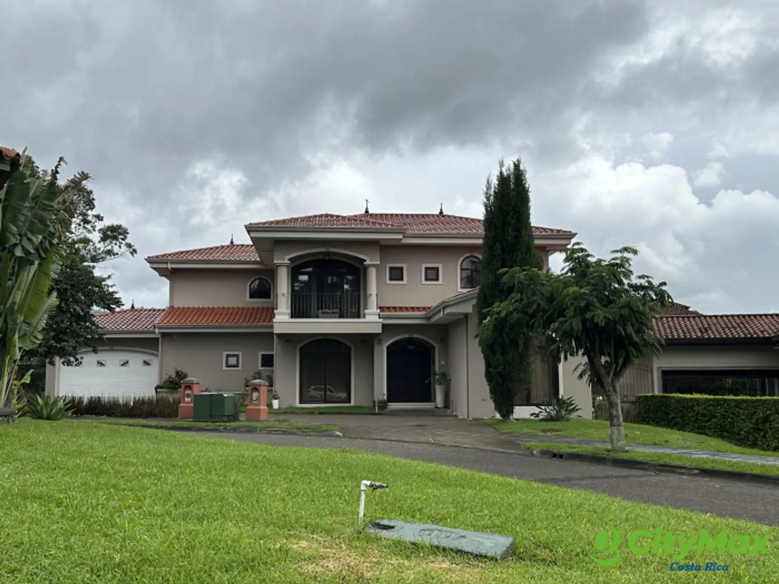 Casa de Lujo en Condominio Roble Sabana - Fachada principal y jardines