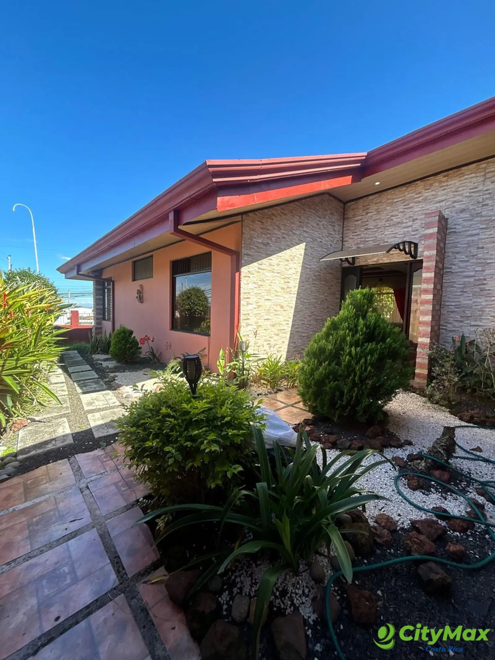 Venta de hermosa casa en Heredia Mercedes Norte  - foto 1