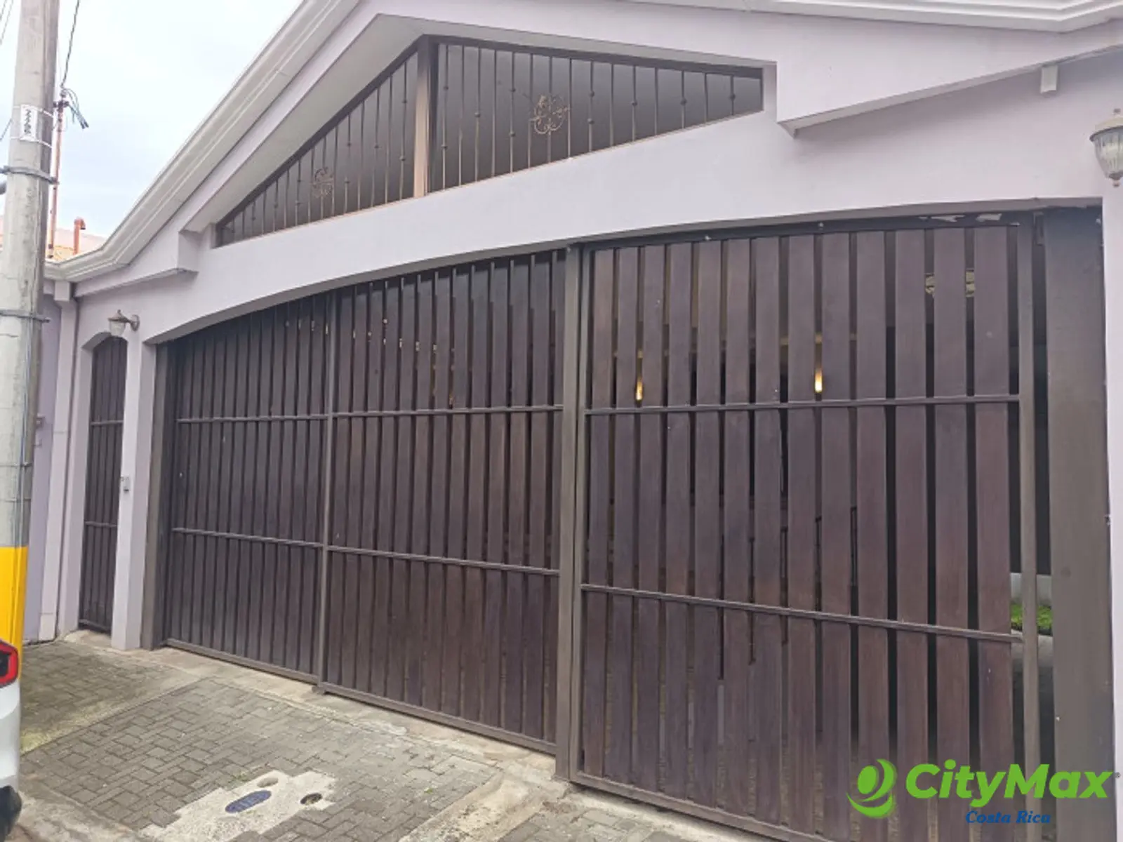 Hermosa Casa en Venta o Renta en Condominio en Moravia. - Fachada