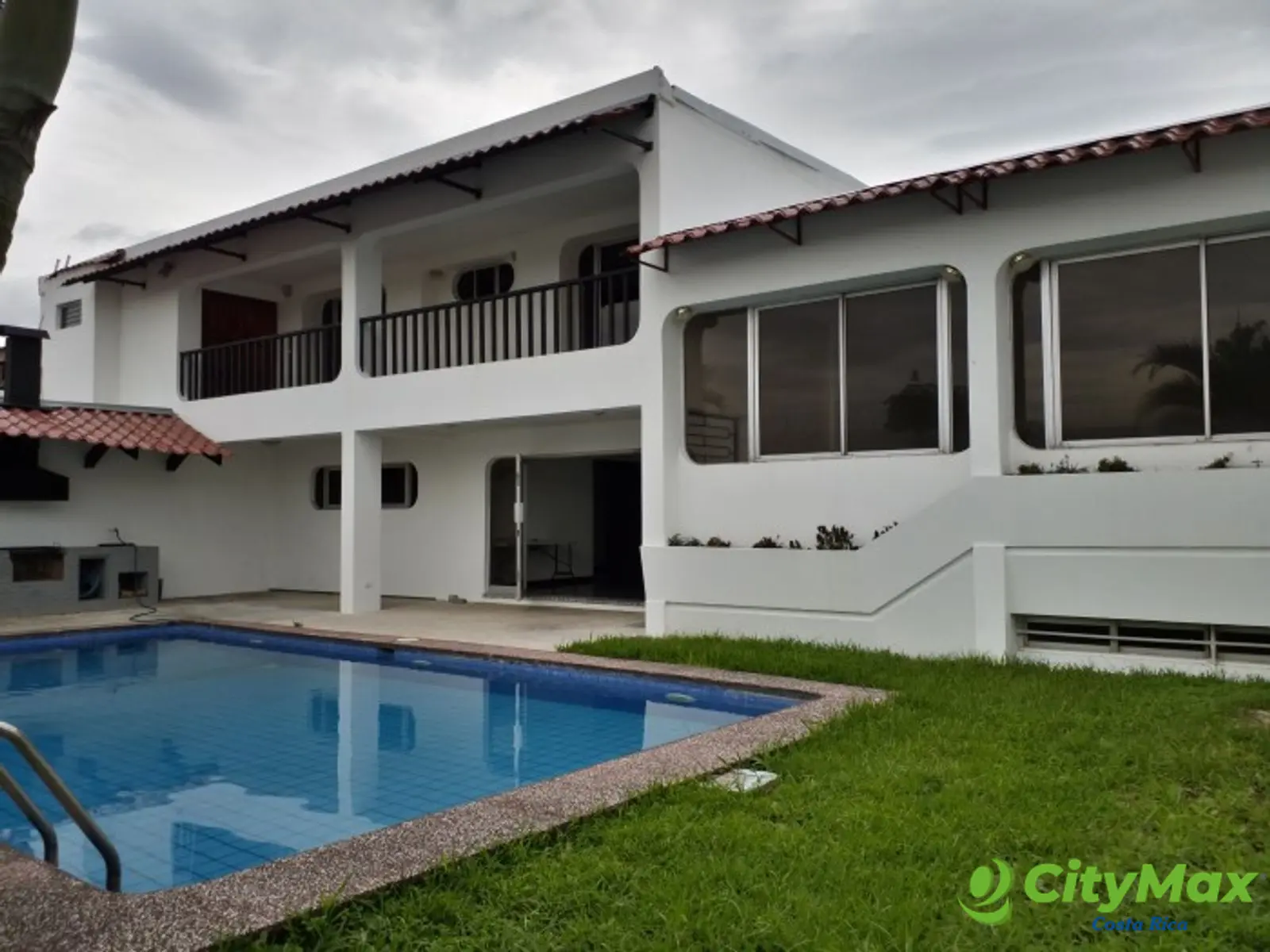 Casa en venta en Rohrmoser San José CR con piscina - foto 1