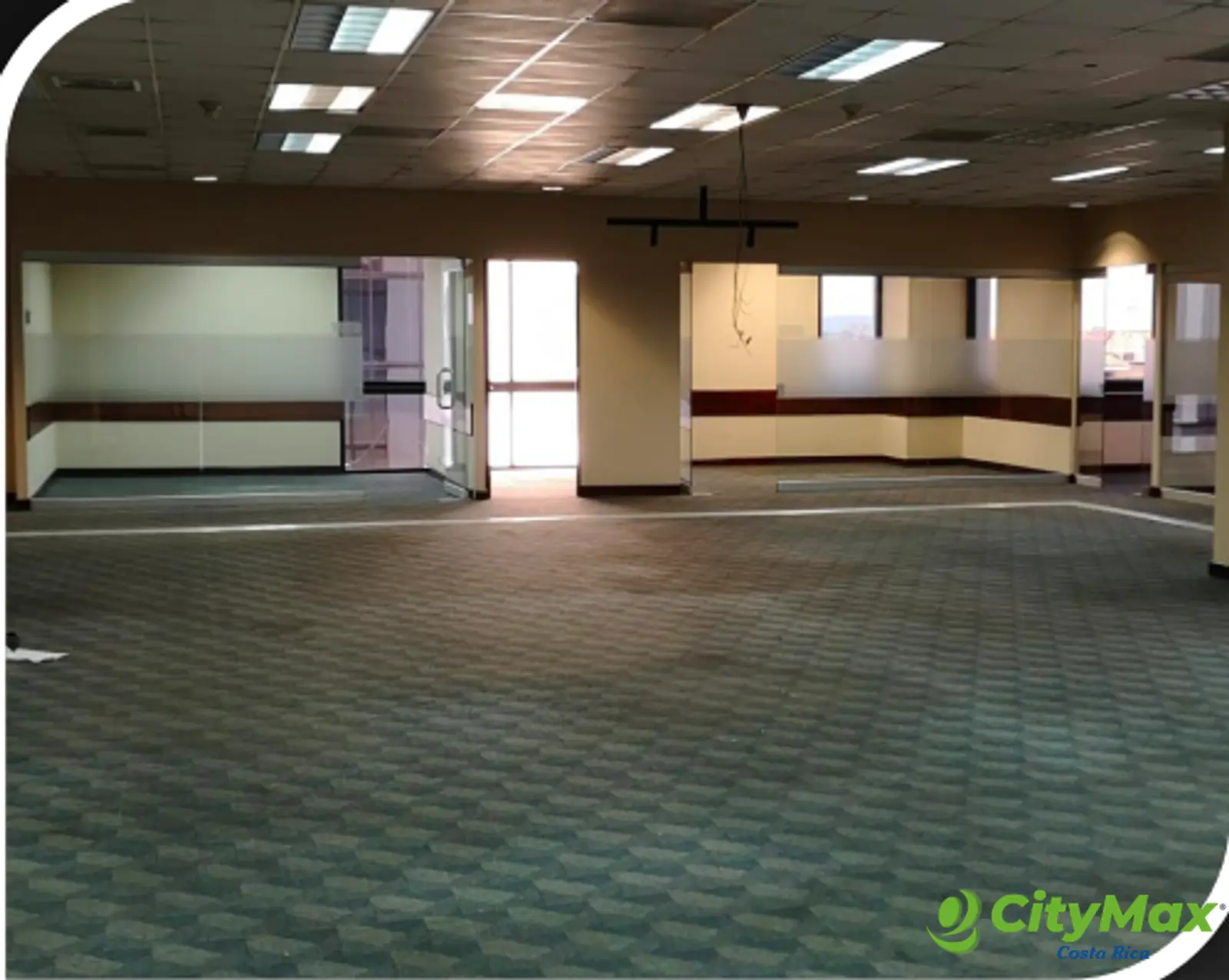 Arriendo espacio de 547m² en Oficentro en Santa Ana - foto 1