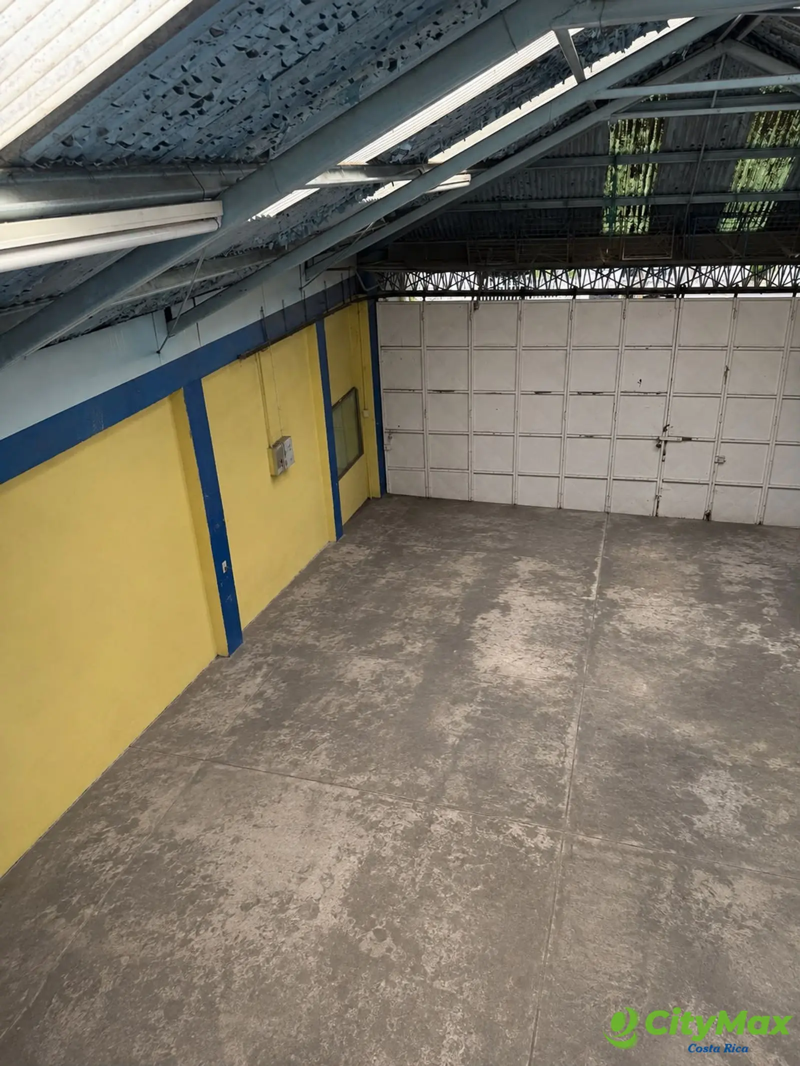 Venta de Bodega en Sabanilla con área admin/hab - foto 1