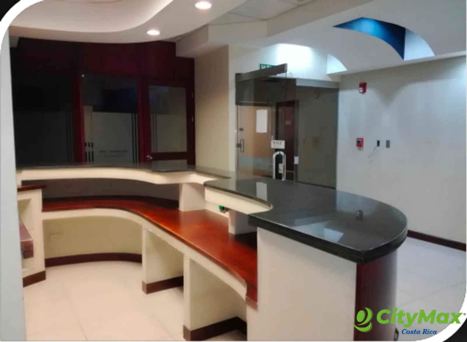 En Alquiler Oficina de 540m² en Oficentro en Santa Ana - foto 1