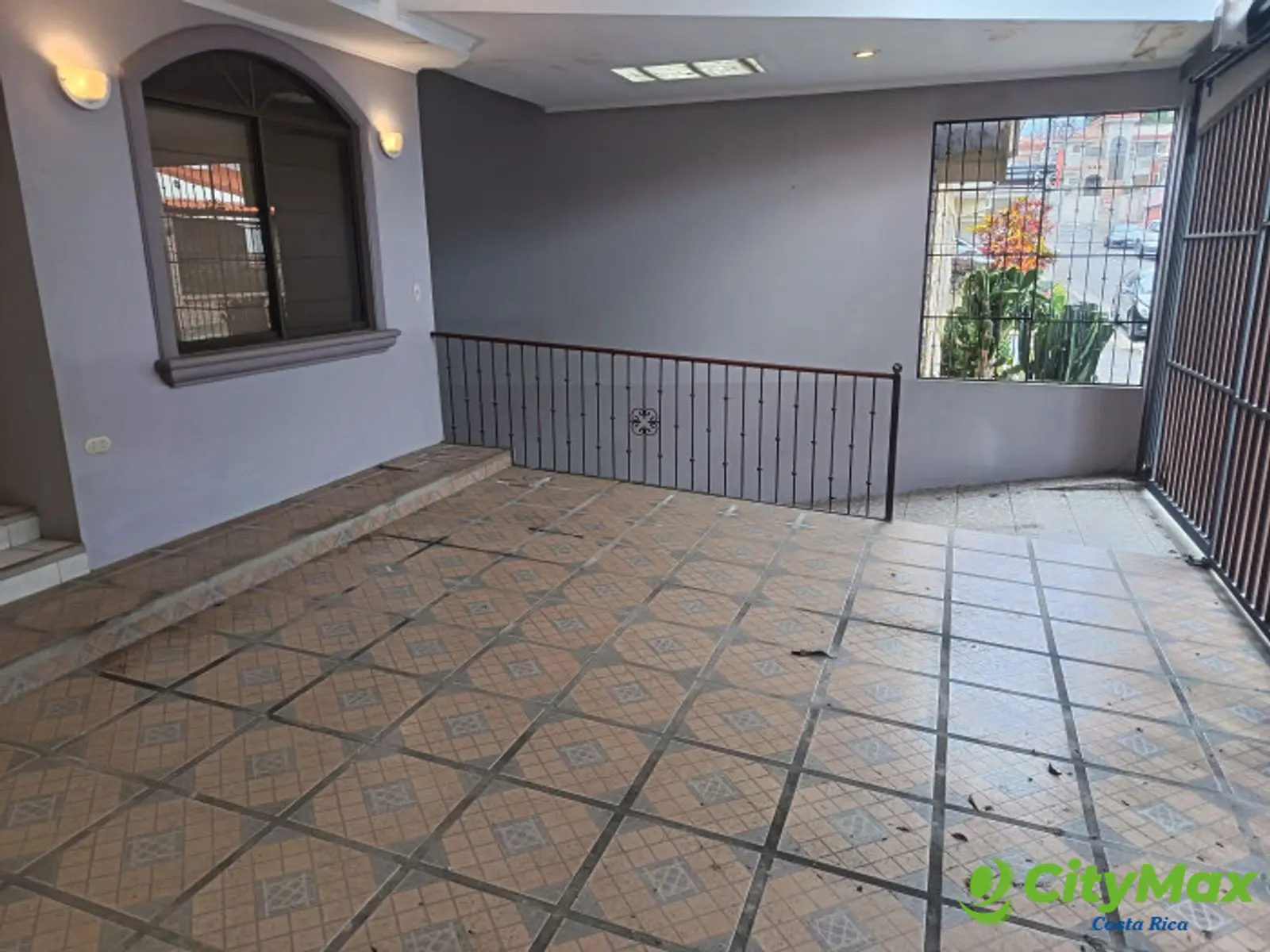 Hermosa Casa en Venta o Renta en Condominio en Moravia. - Parqueos 1