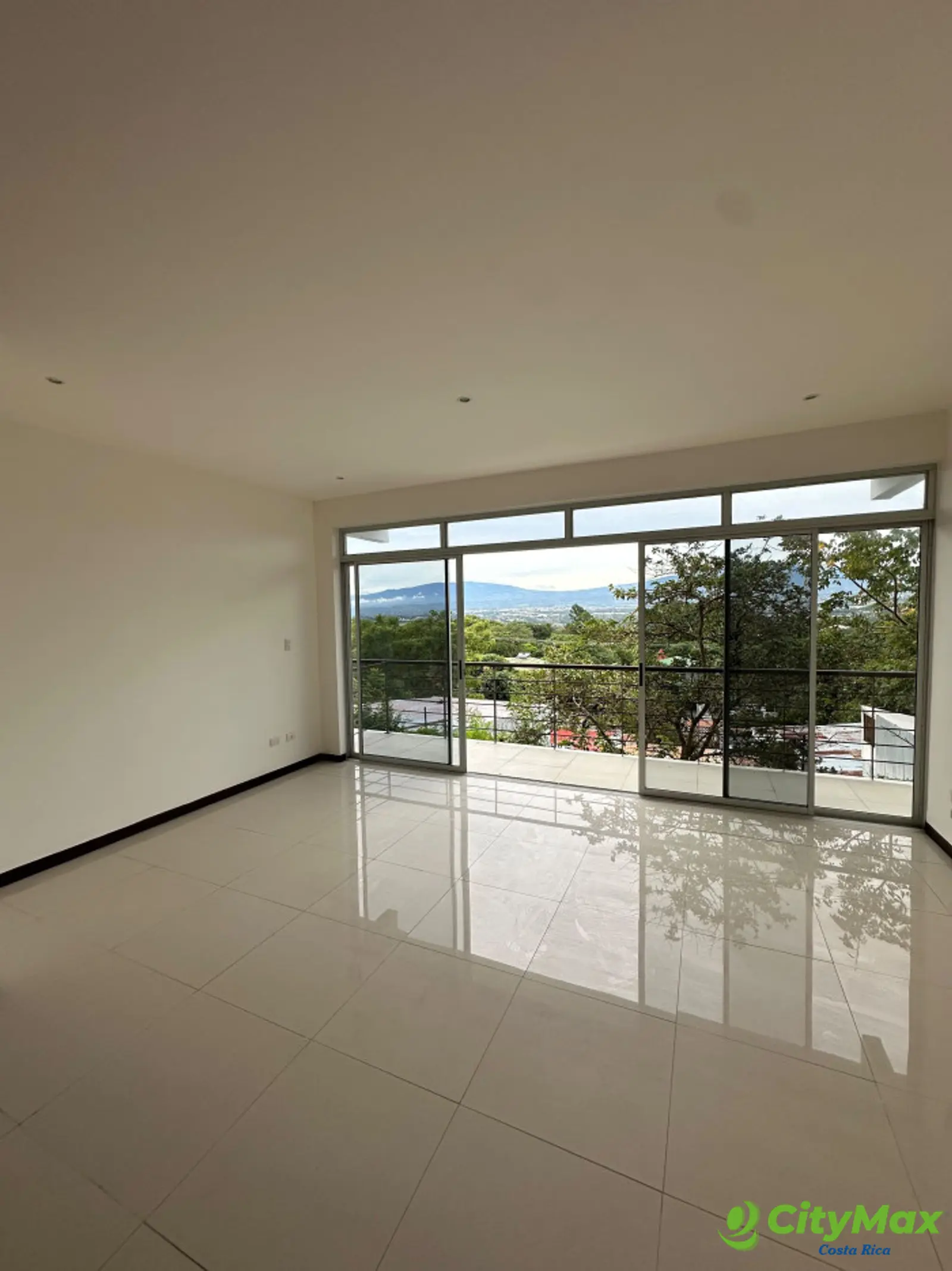 Apartamento en venta en Santa Ana en condominio  - foto 2