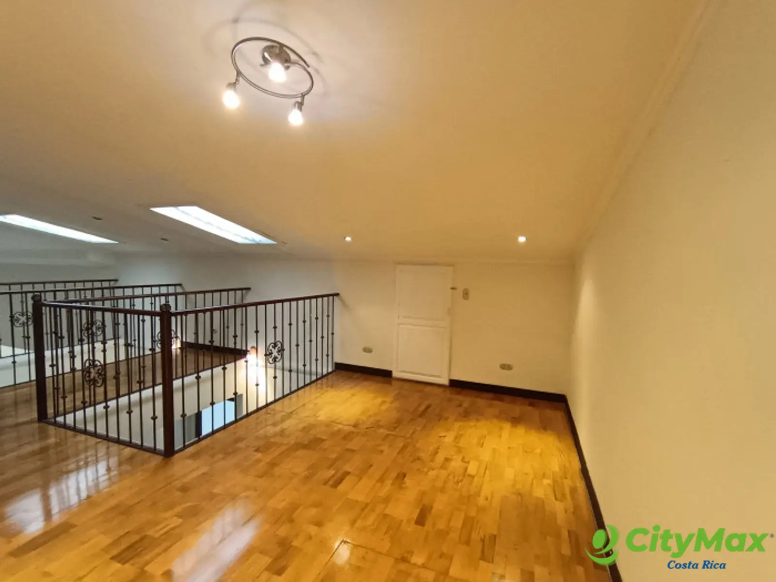 Hermosa Casa en Venta o Renta en Condominio en Moravia. - Mezanine