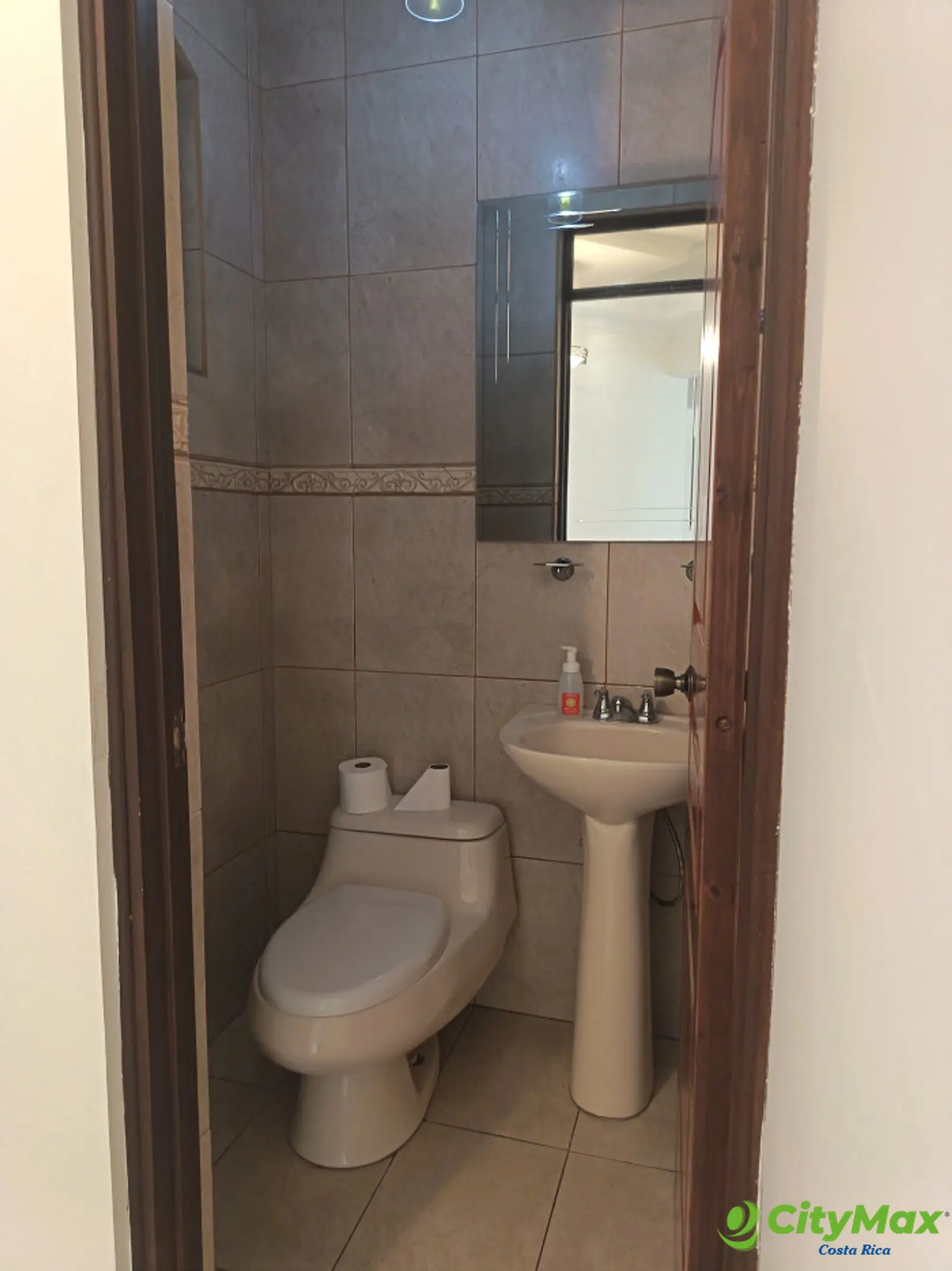 Hermosa Casa en Venta o Renta en Condominio en Moravia. - Medio Baño
