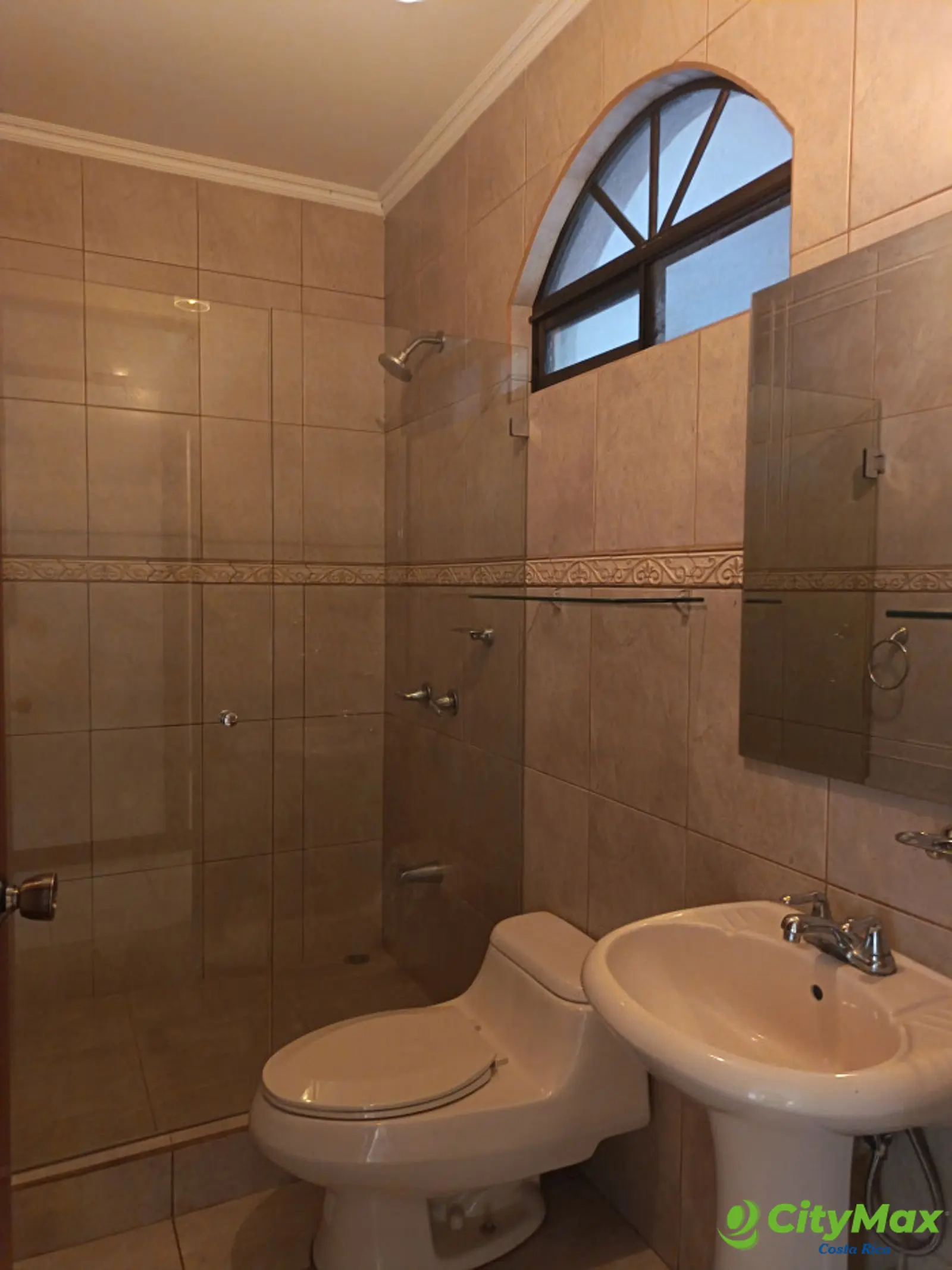 Hermosa Casa en Venta o Renta en Condominio en Moravia. - Baño completo