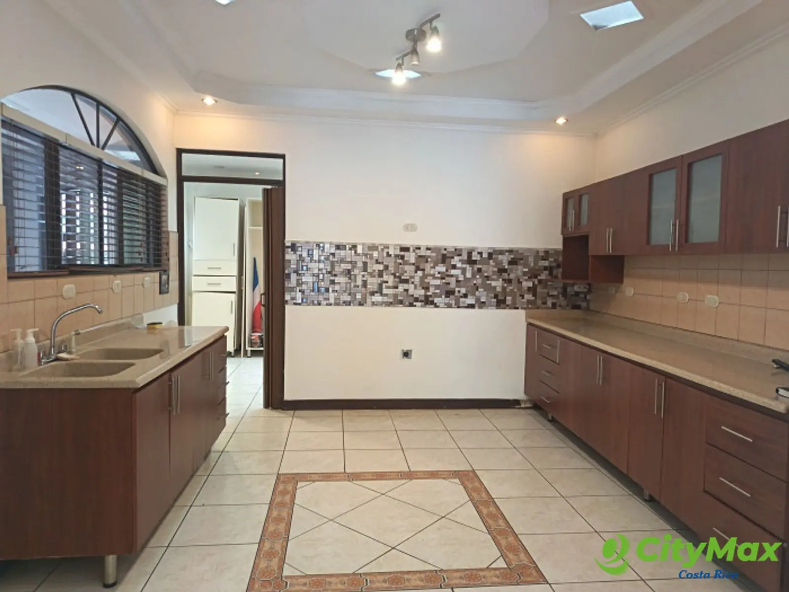 Hermosa Casa en Venta o Renta en Condominio en Moravia. - Cocina 2