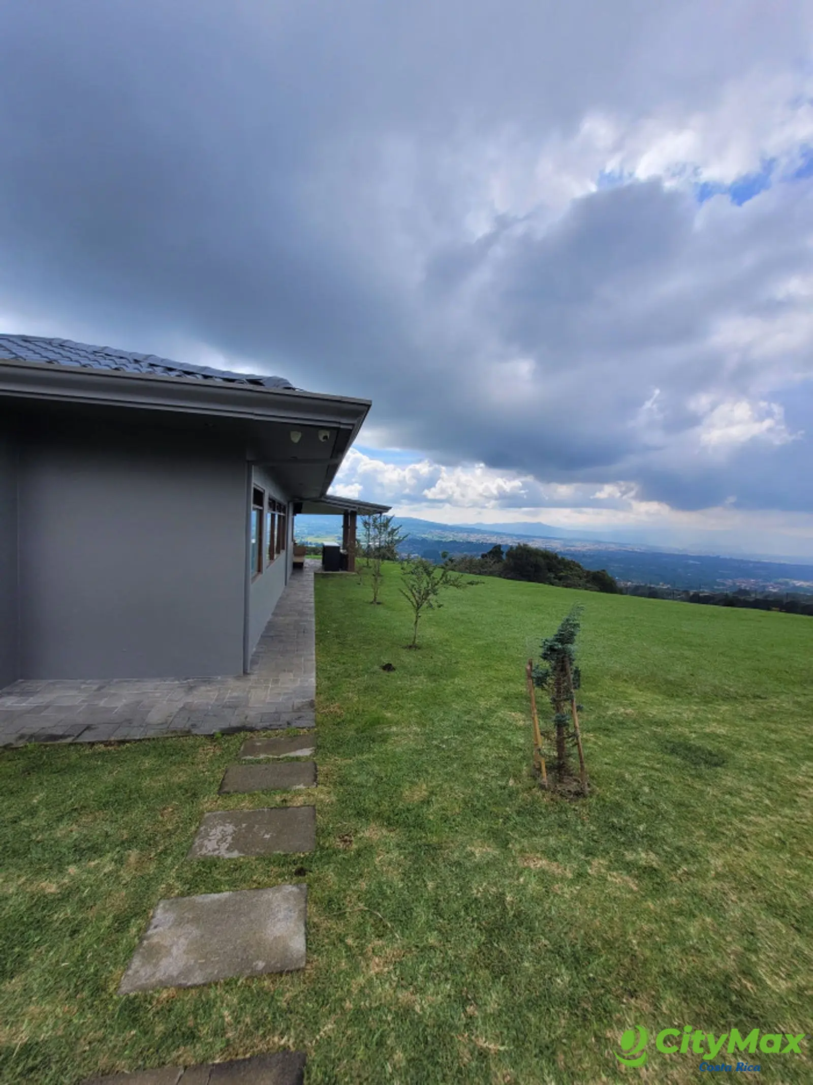ESPECTACULAR CASA EN RENTA EN SAN ISIDRO DE HEREDIA CR - foto 2