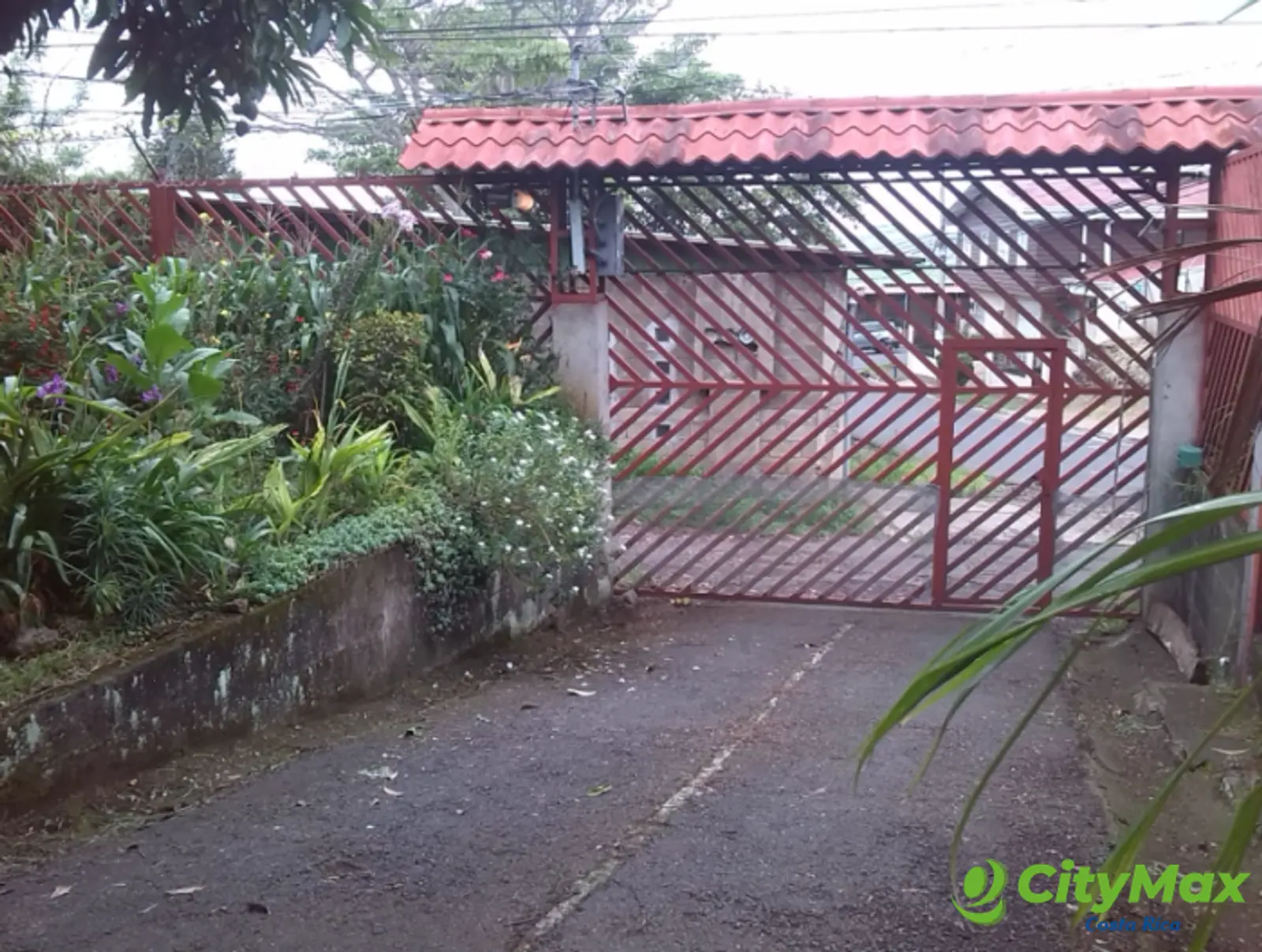 En Venta Amplia Casa En Santa Lucia De Heredia - Entrada Principal