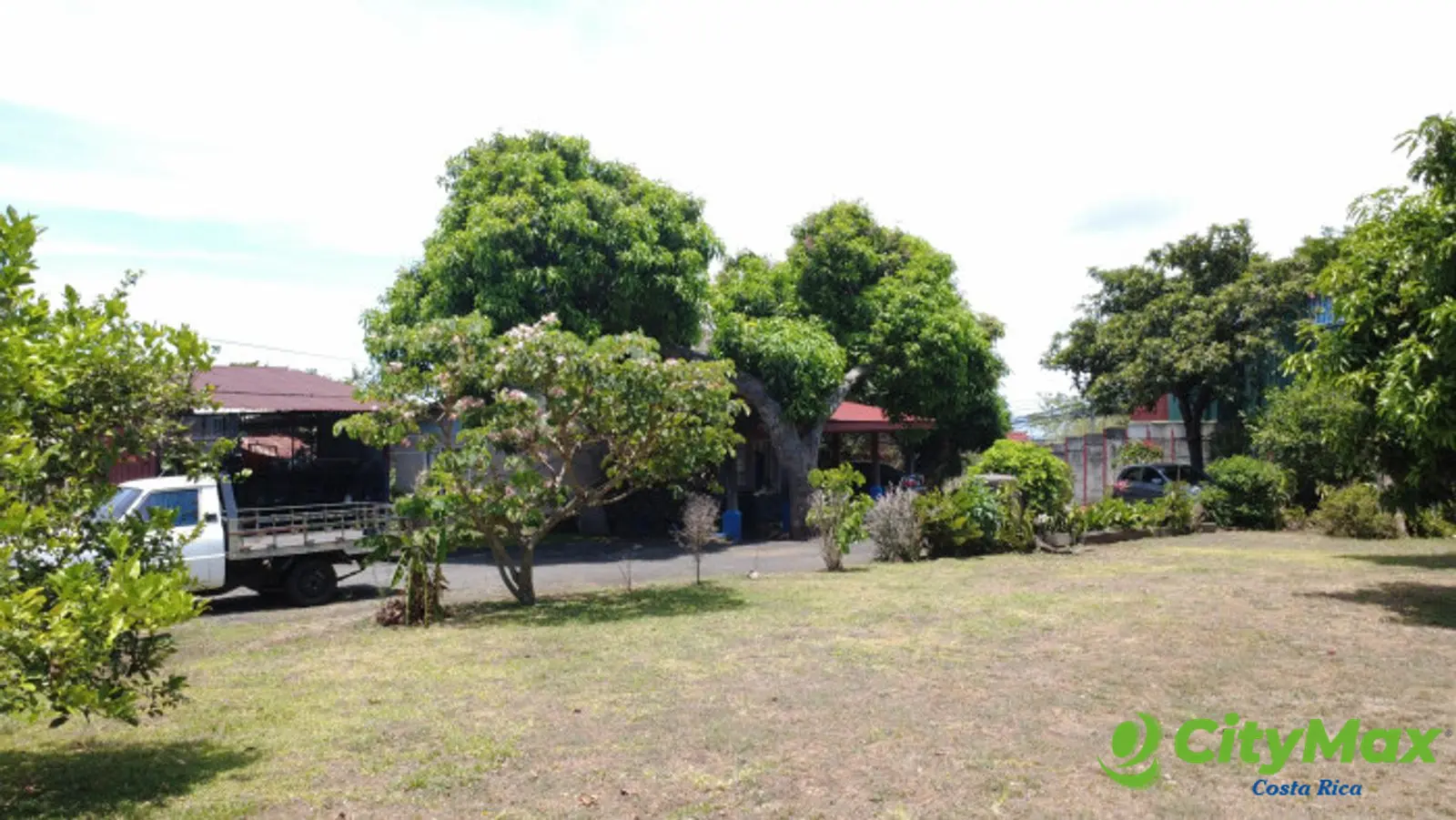 En Venta Amplia Casa En Santa Lucia De Heredia - Lote Para Construir Otra Propiedad