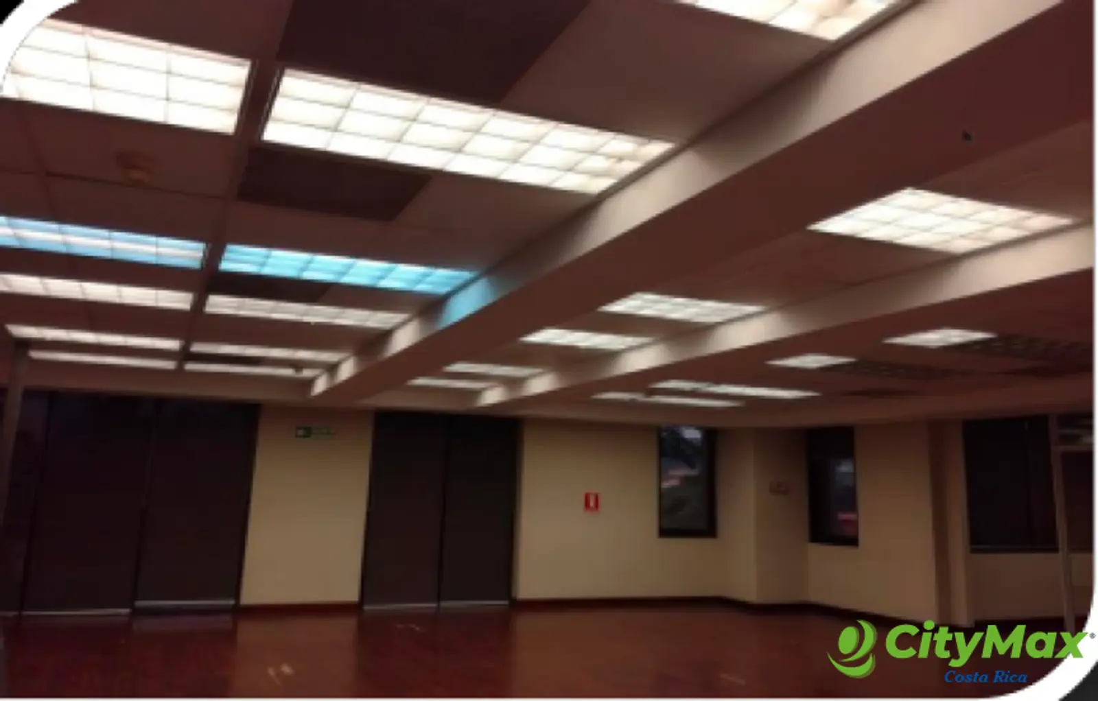 En Alquiler Oficina de 540m² en Oficentro en Santa Ana - foto 2