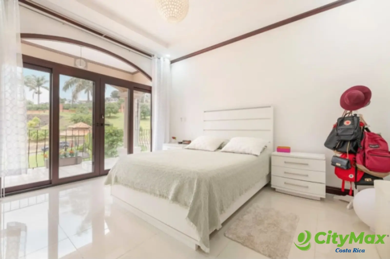 Casa de Lujo en Condominio Roble Sabana - Habitación secundaria con balcón