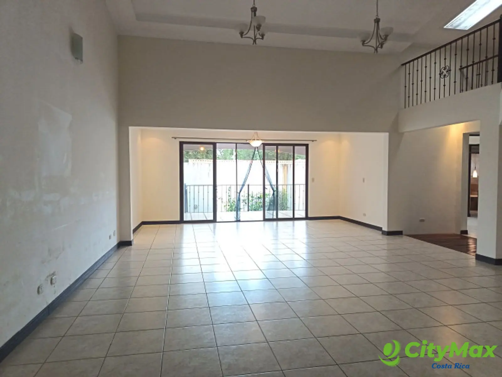 Hermosa Casa en Venta o Renta en Condominio en Moravia. - Hall