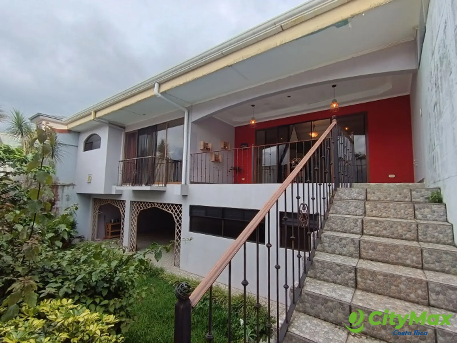 Hermosa Casa en Venta o Renta en Condominio en Moravia. - Vista trasera