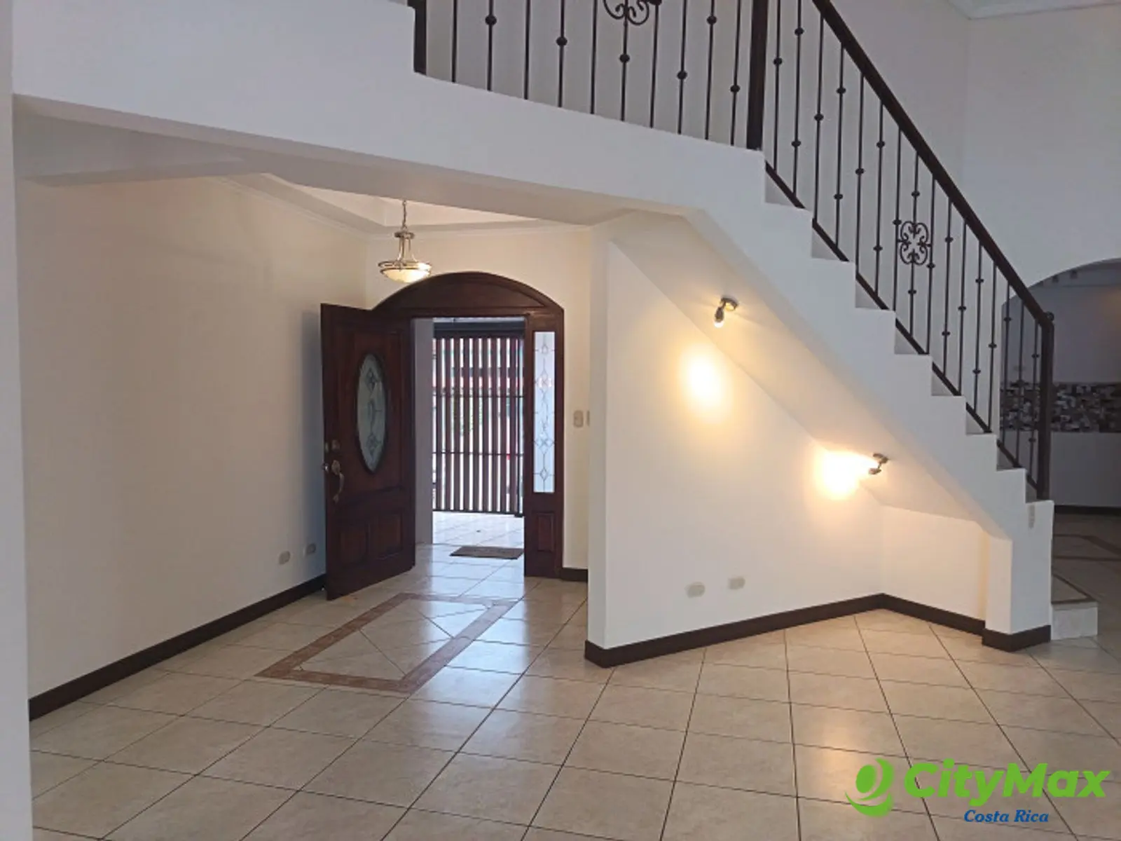 Hermosa Casa en Venta o Renta en Condominio en Moravia. - Ingreso interno