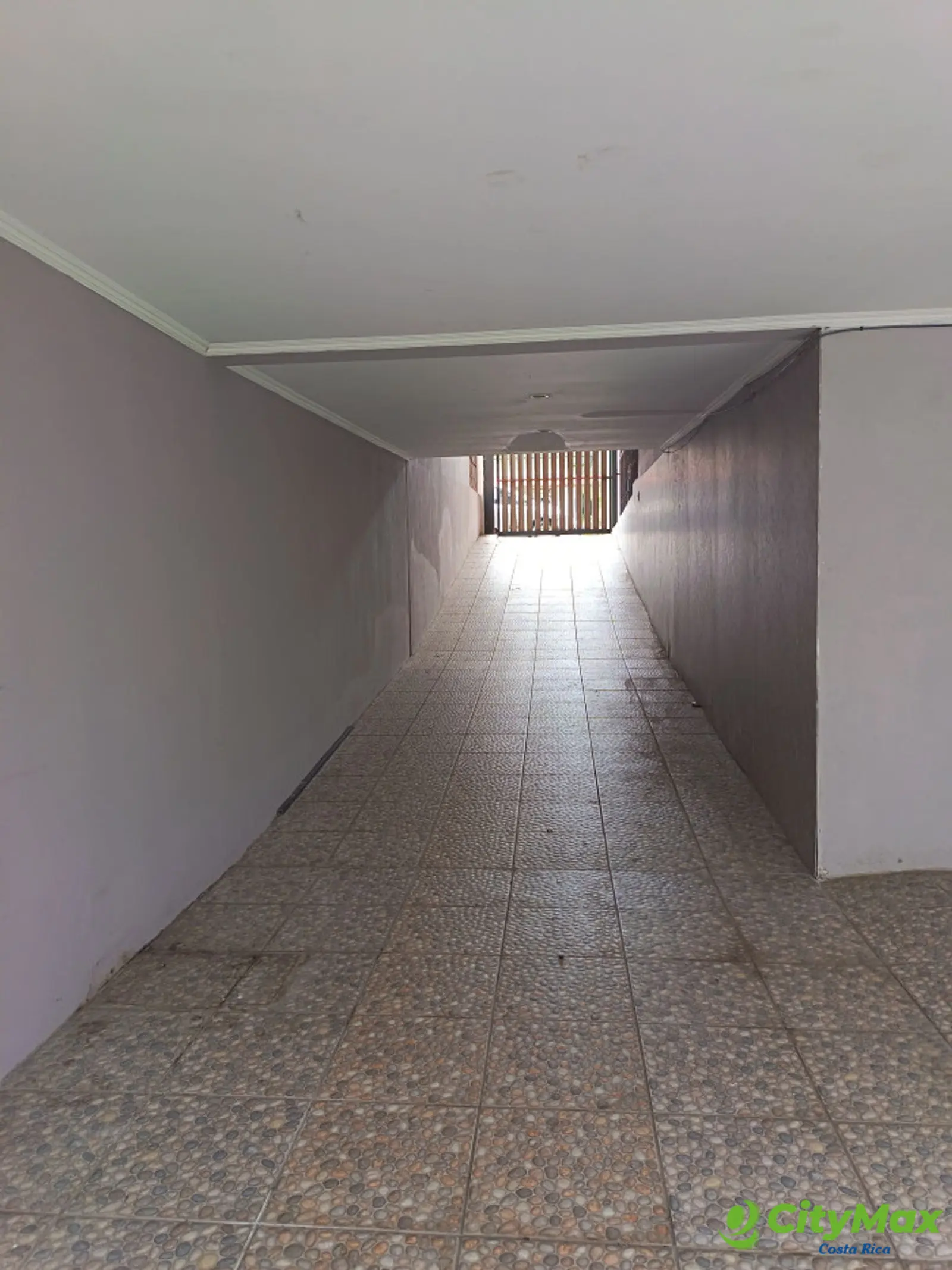 Hermosa Casa en Venta o Renta en Condominio en Moravia. - Ingreso Vehiculo apartamento