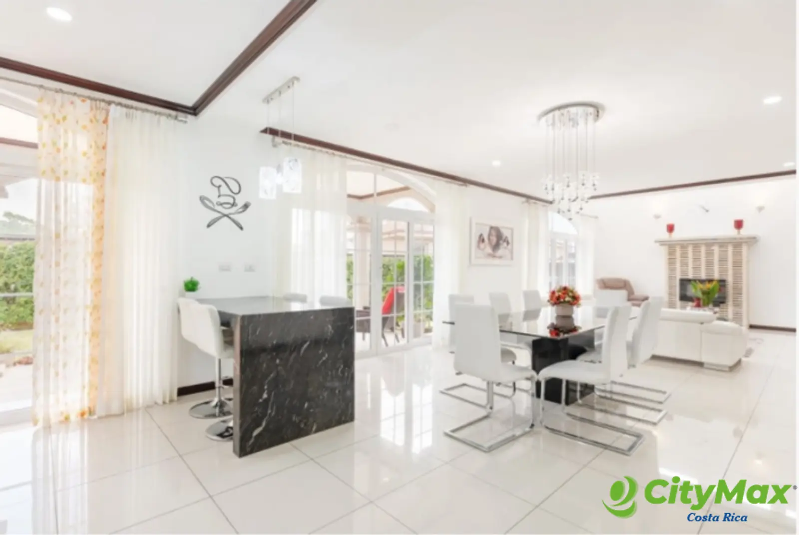 Casa de Lujo en Condominio Roble Sabana - Comedor y área social