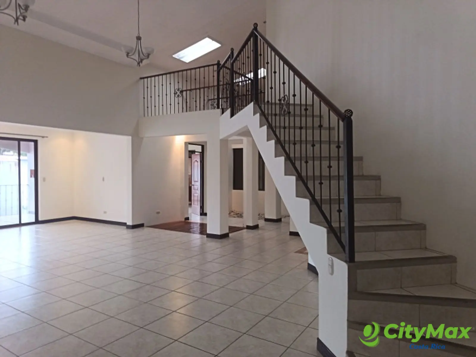 Hermosa Casa en Venta o Renta en Condominio en Moravia. - Acceso Mezanine