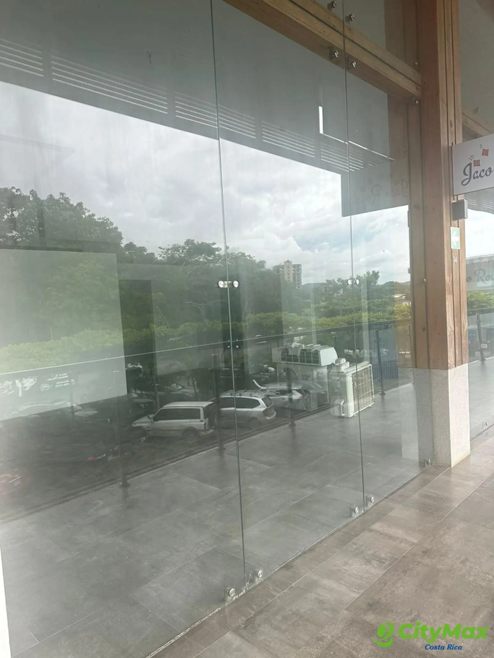 Renta de Local Comercial de 71m2 en Plaza Com. en Jacó - foto 2