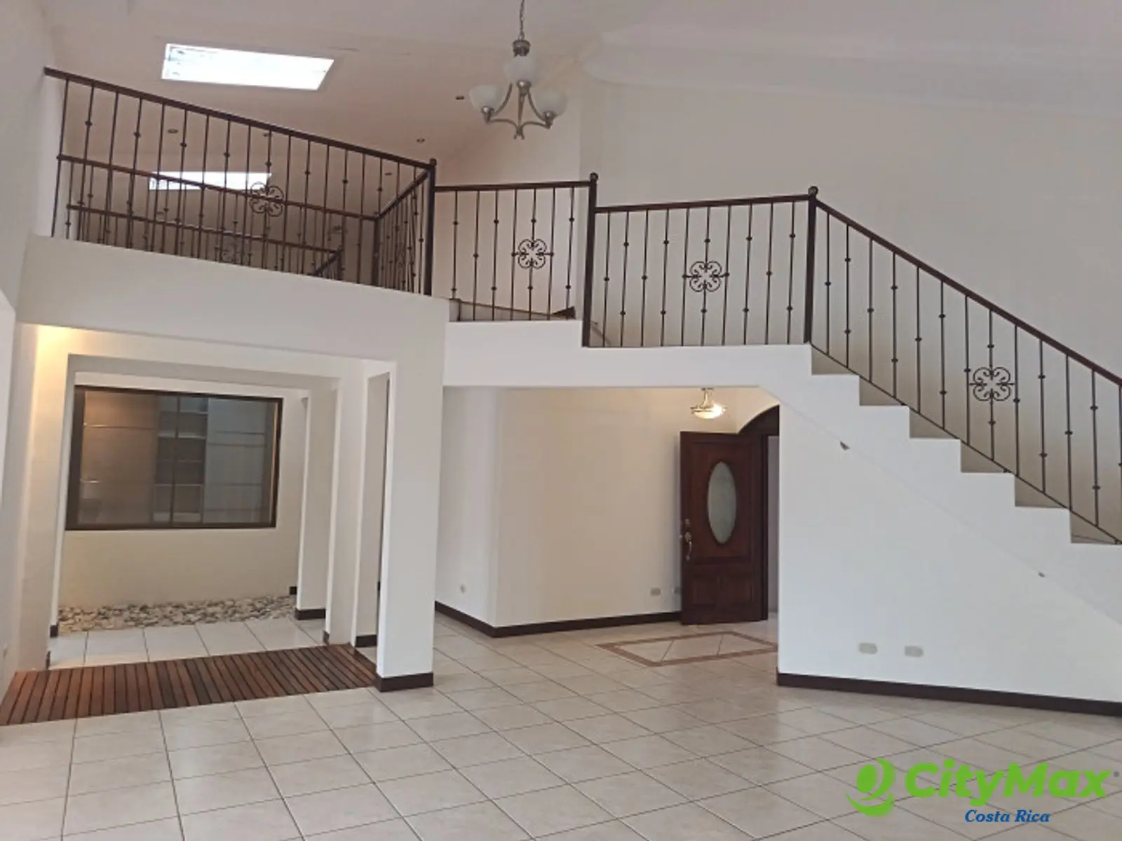 Hermosa Casa en Venta o Renta en Condominio en Moravia. - Entrada interna