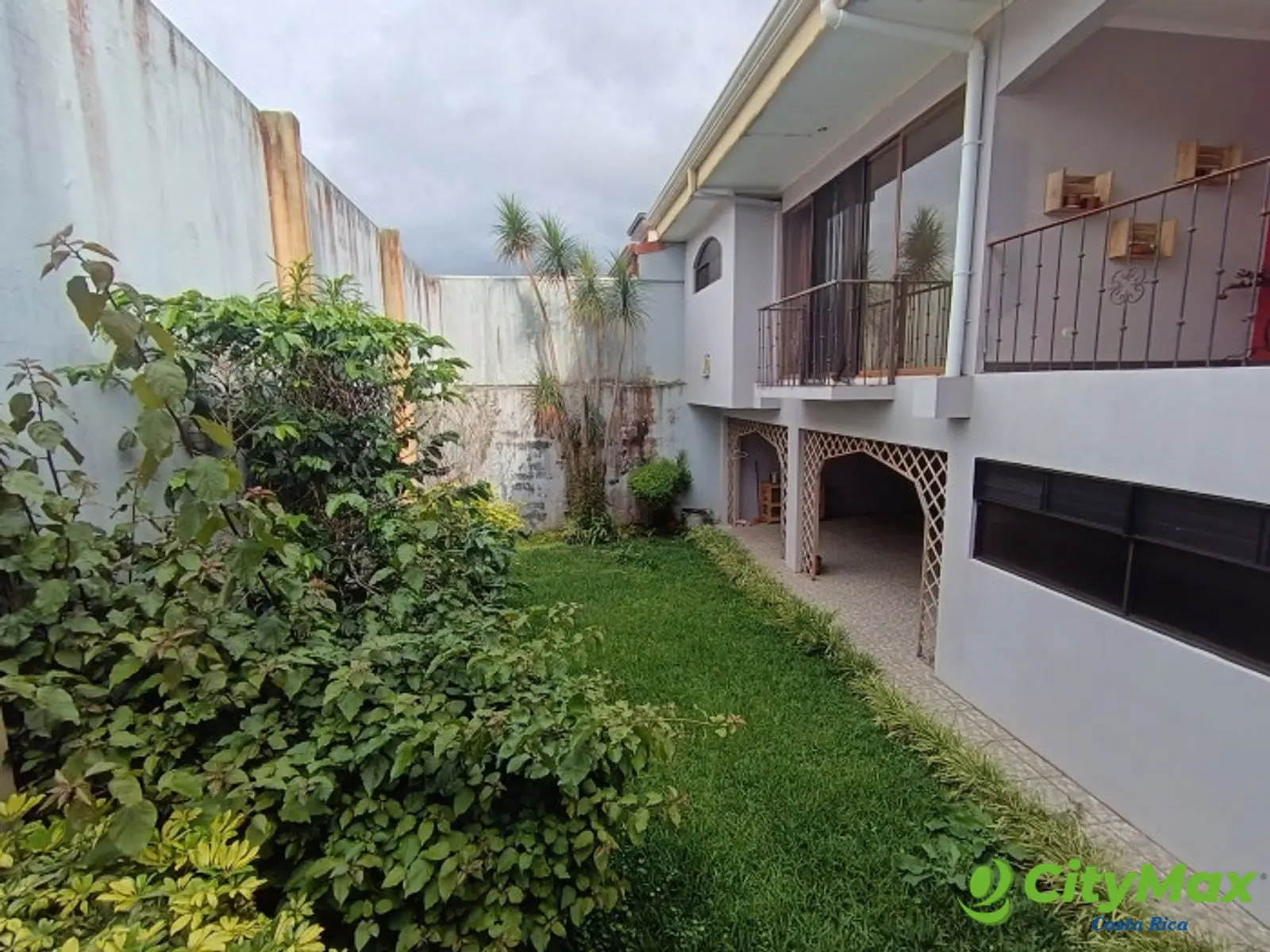 Hermosa Casa en Venta o Renta en Condominio en Moravia. - Jardín