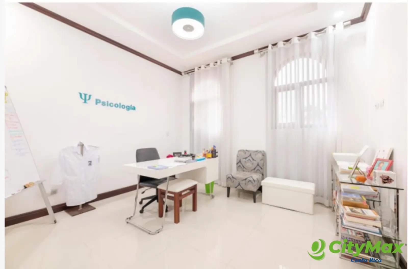 Casa de Lujo en Condominio Roble Sabana - Consultorio / Espacio multipropósito